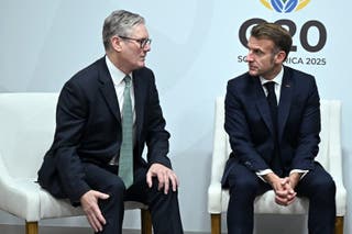 O primeiro-ministro Sir Keir Starmer e o presidente francês Emmanuel Macron durante uma reunião trilateral na cimeira do G20 em Joanesburgo, África do Sul